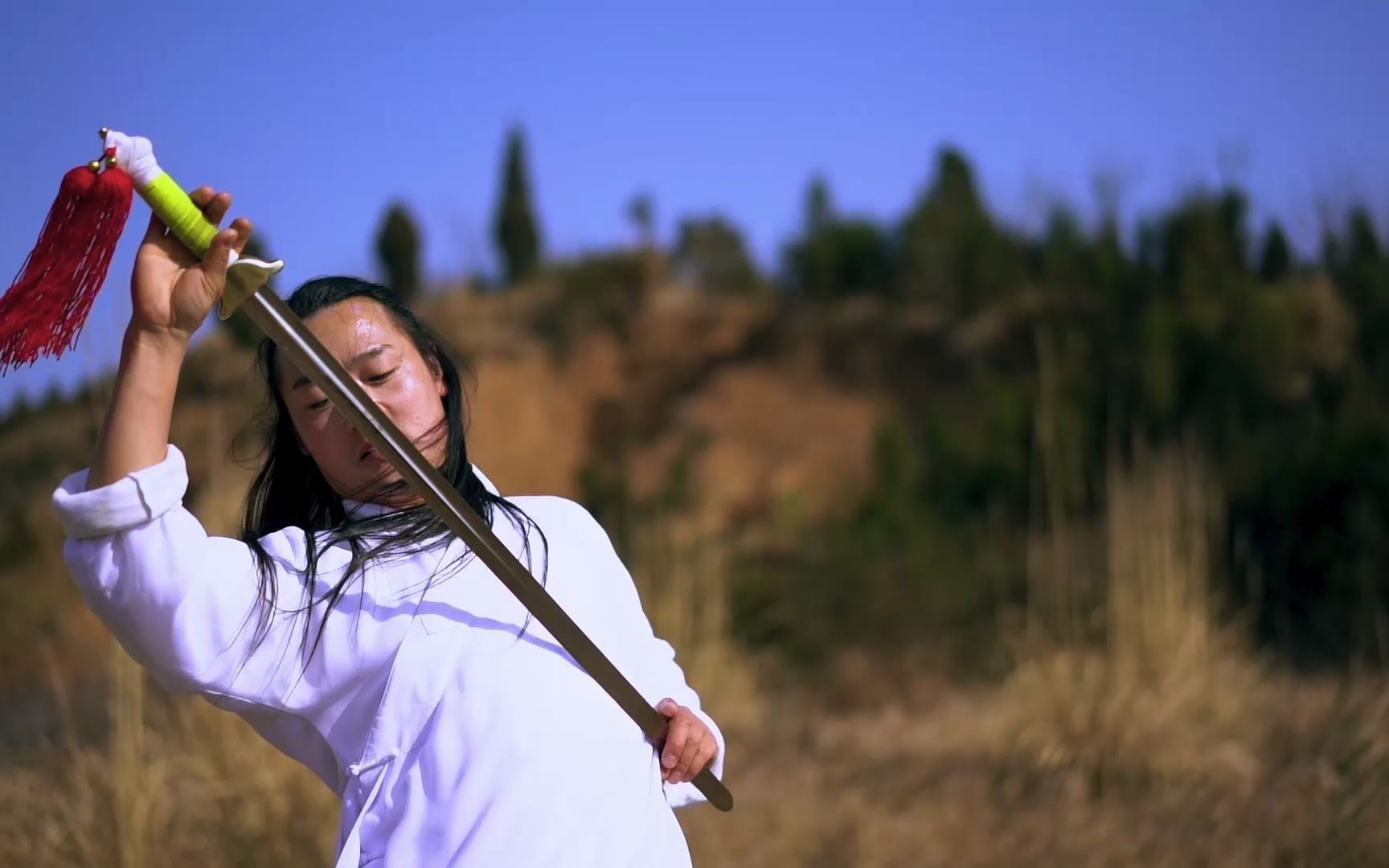 拍一套醉剑身形步法犹如醉酒一般