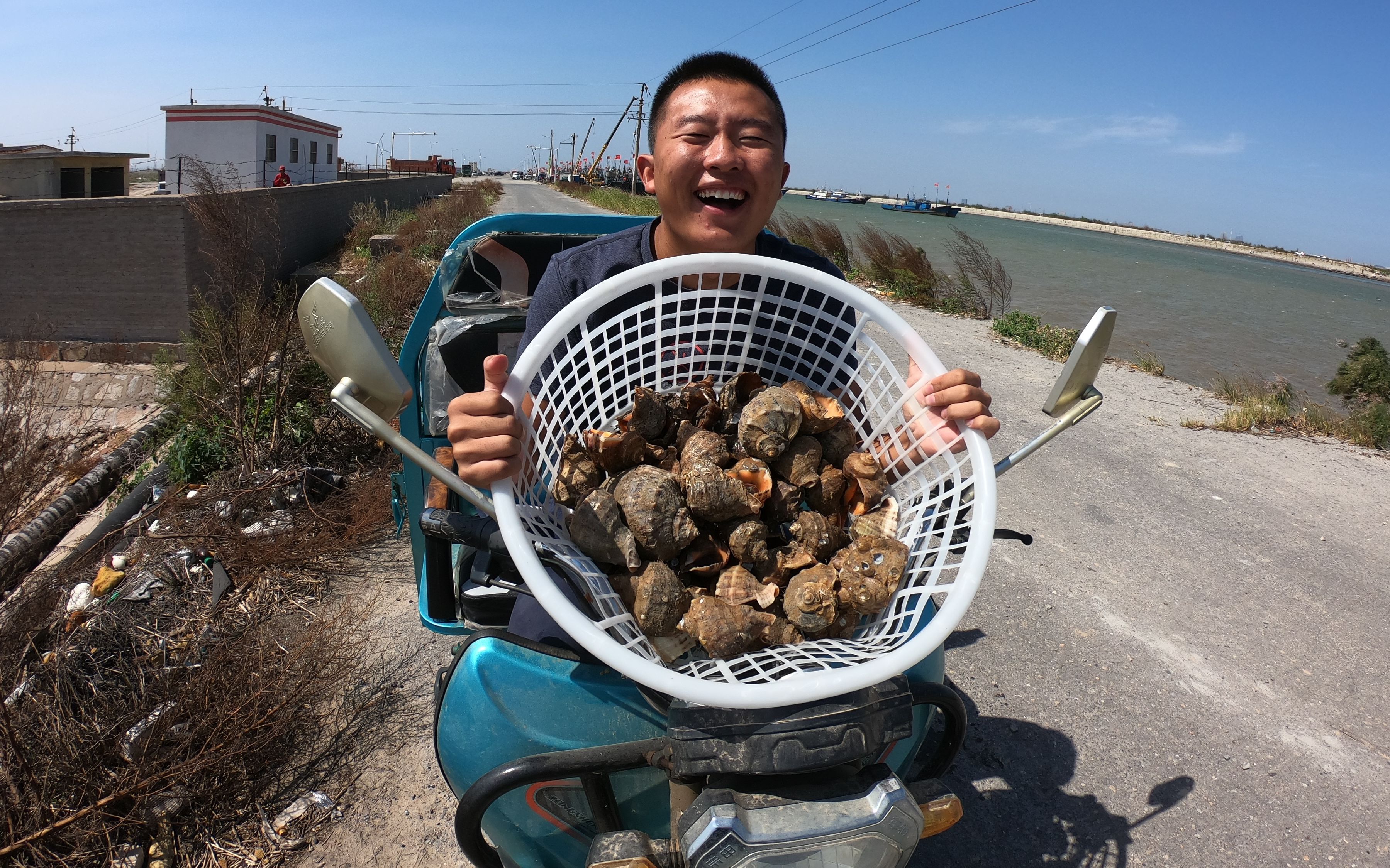 二蛋赶海海螺来迎接,大风浪把海螺拍到了码头上,二蛋乐蒙了