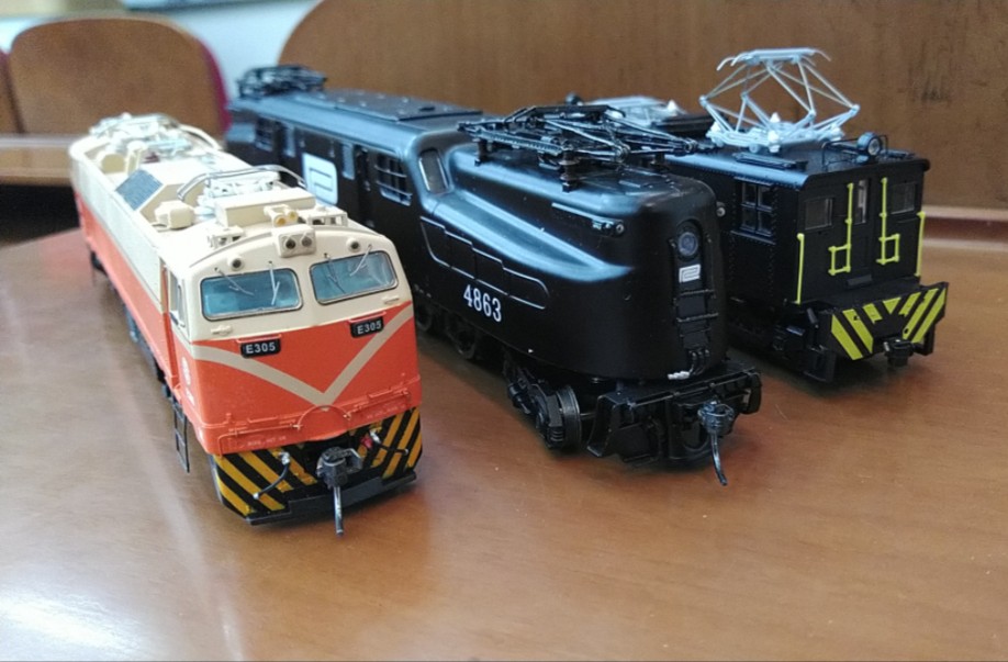 在自习室比对本段部分ho比例的ge制造电力机车模型哟～boxcab,gg1及