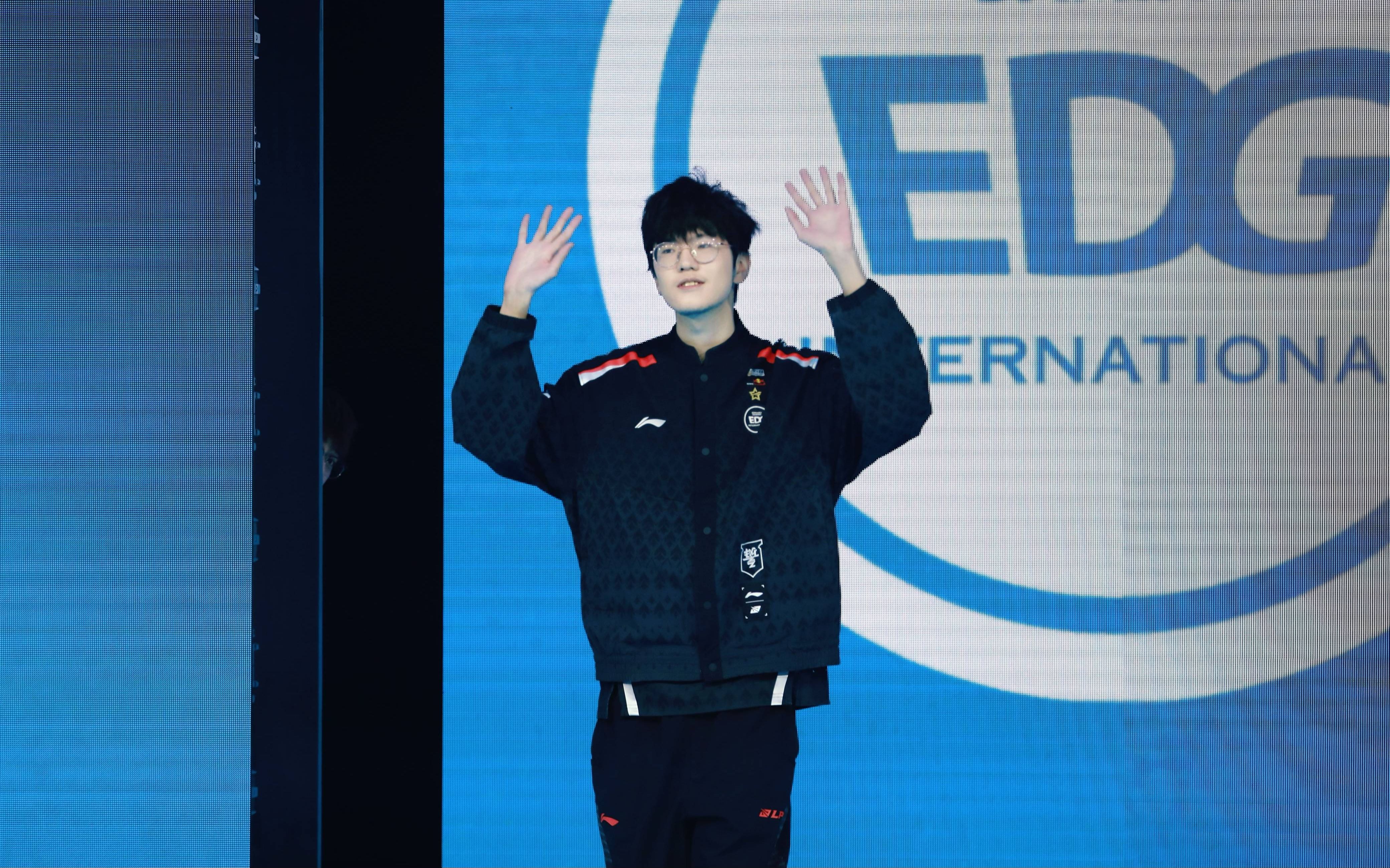 jiejie:现在队伍磨合的话是有在越变越好的,但还是有很多不足之处吧.