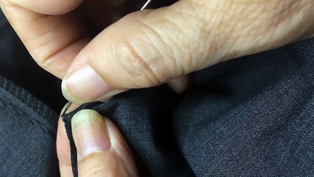 西裤精工织补小课堂,葛师傅教大家西裤破洞取丝方法,无痕织补技术