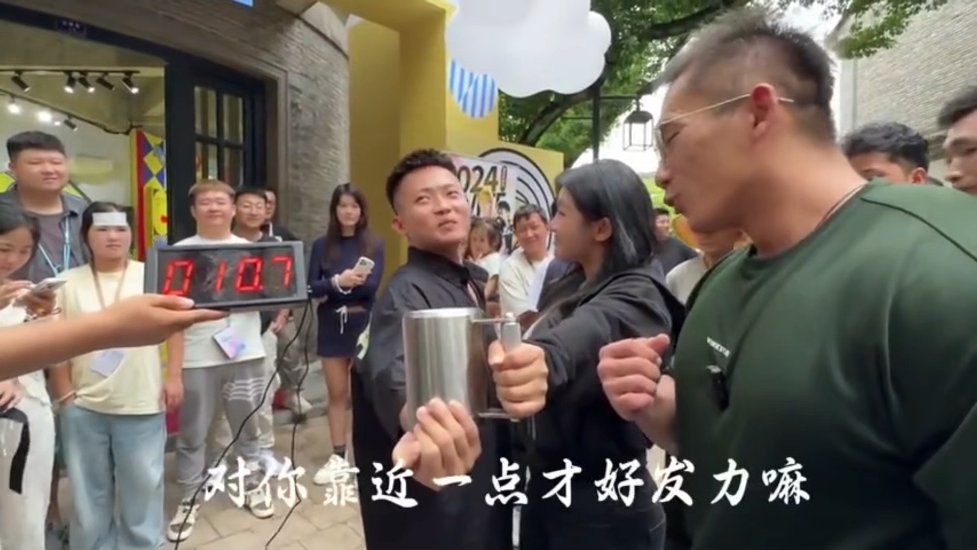 女追男隔层纱,扛楼阿兴和崽崽大庭广众秀恩爱!