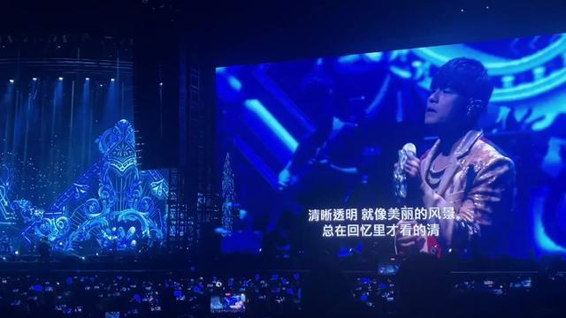 周杰伦嘉年华太原演唱会day1 枫(视频来源网友拍摄)缓缓飘落的枫叶像