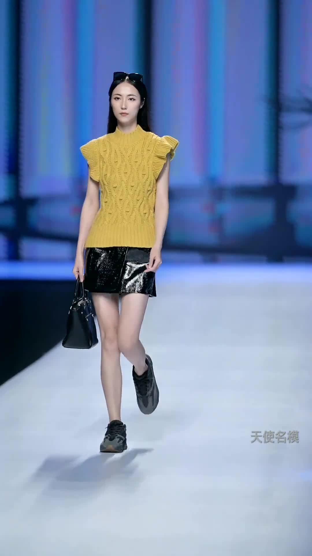 时尚女装秀#时装周 #t台走秀 #秀场直击 #走秀风采 #时尚 #高贵优雅