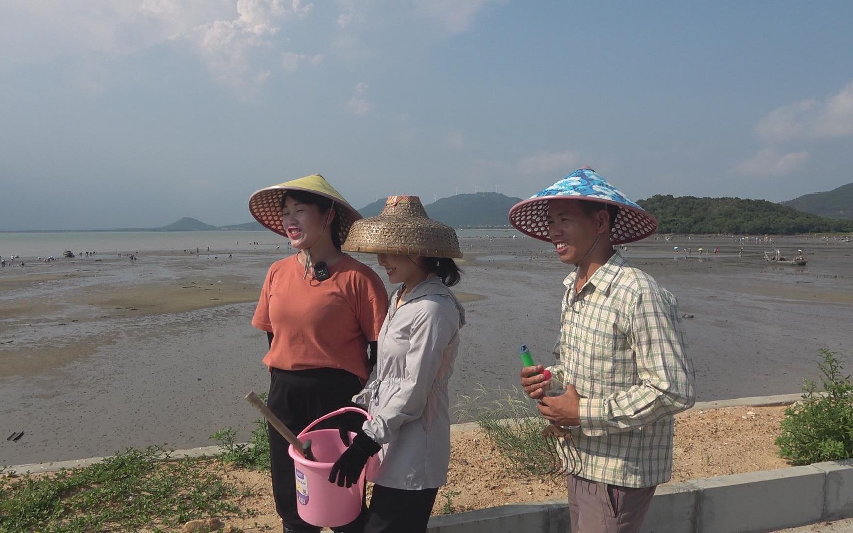 小池來到陽西趕海挖花甲,阿漁妹盛情款待吃大餐,大家互動很開心