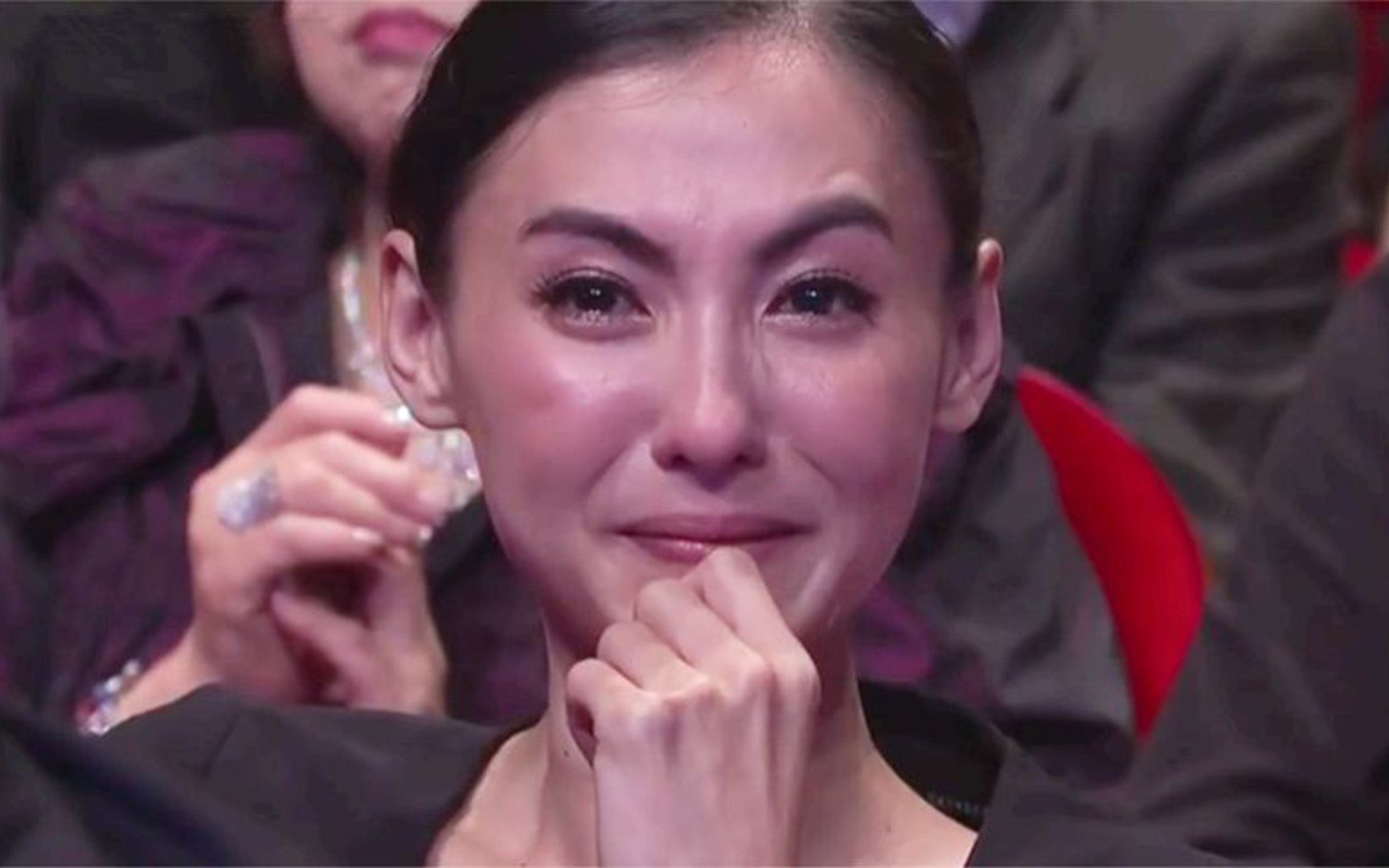 谢霆锋参加晚会坐在张柏芝身边,下意识搂住对方,张柏芝哭成泪人