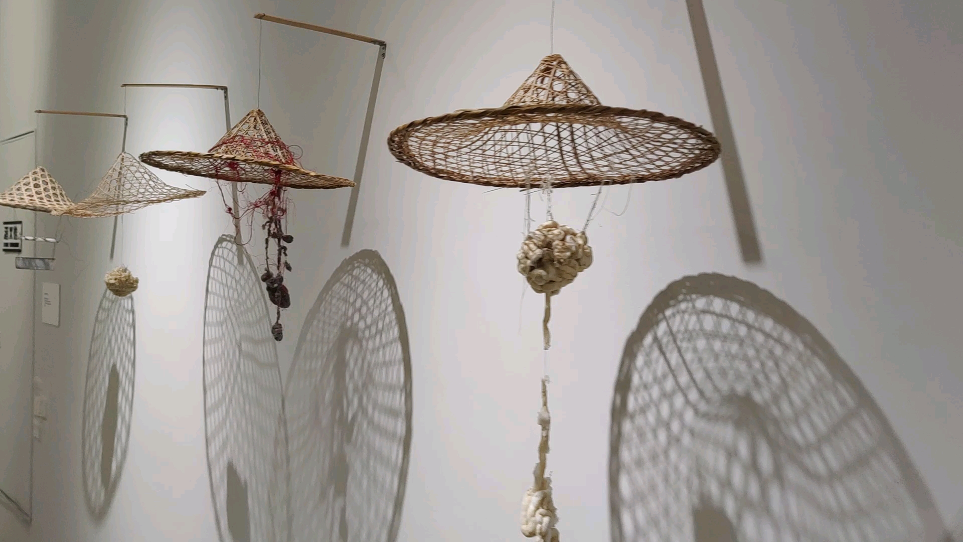 一组手工制作的后现代风格艺术作品