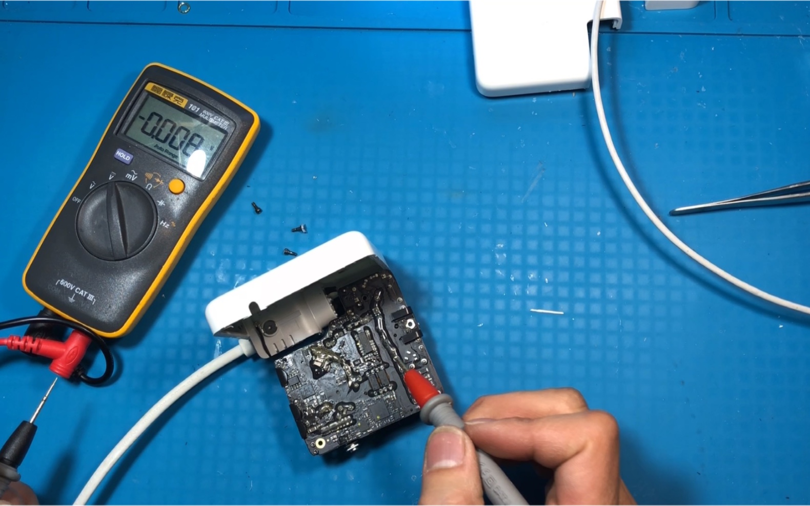 苹果61w充电器维修,为了打开它,我修之前都烧了一柱香.