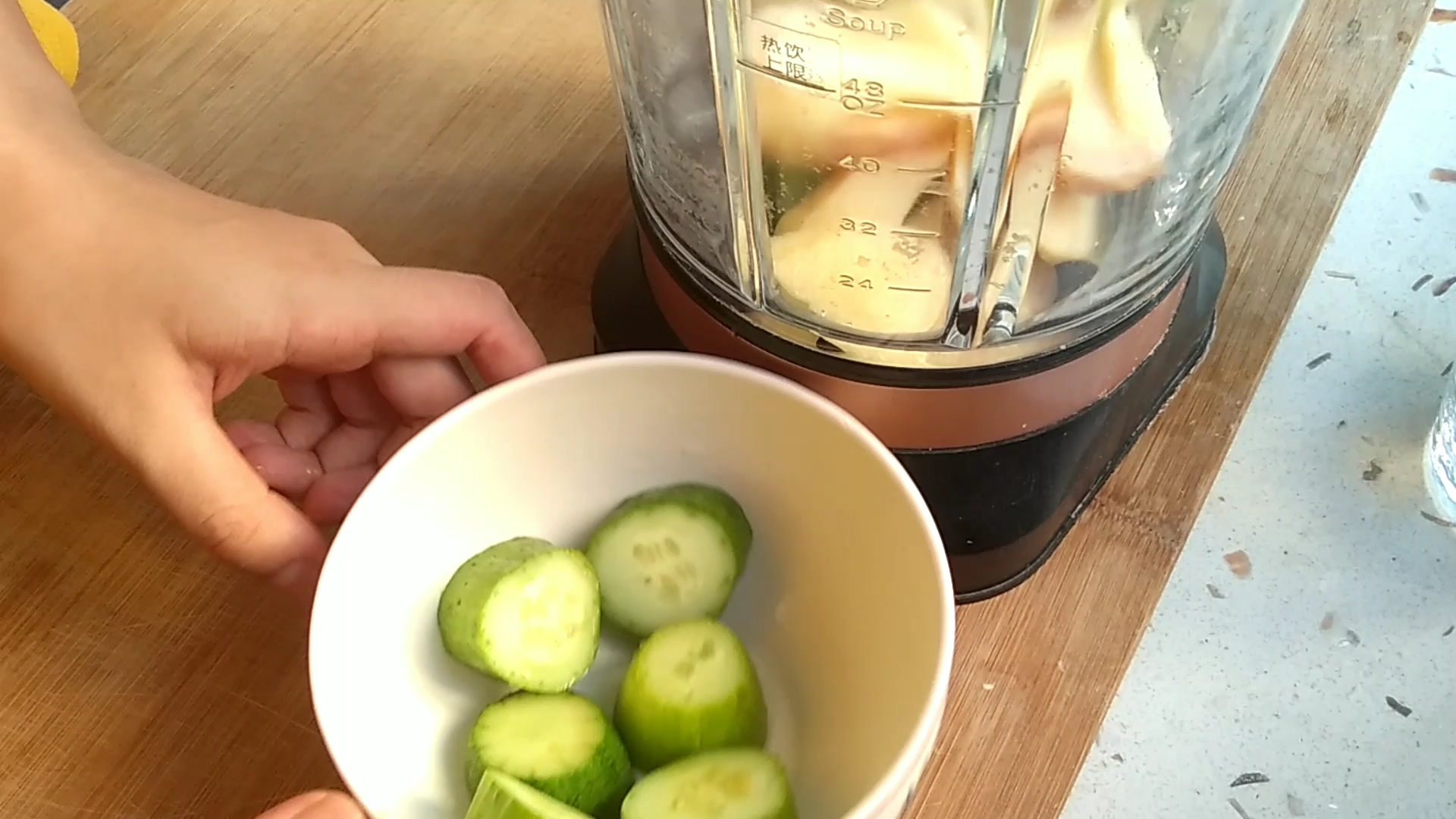 这是一条把桃子和黄瓜一起榨汁的视频