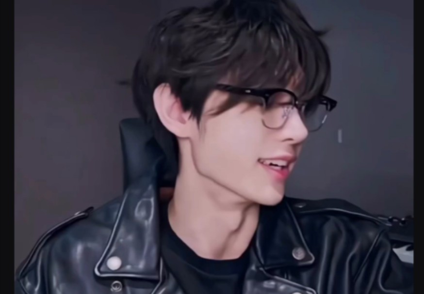 谁懂他笑起来露出两颗尖尖的小虎牙有多好看