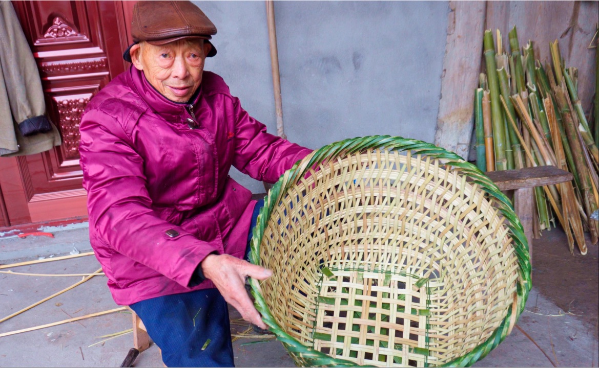 失传的工艺:90岁竹艺大师编制传统竹背篓