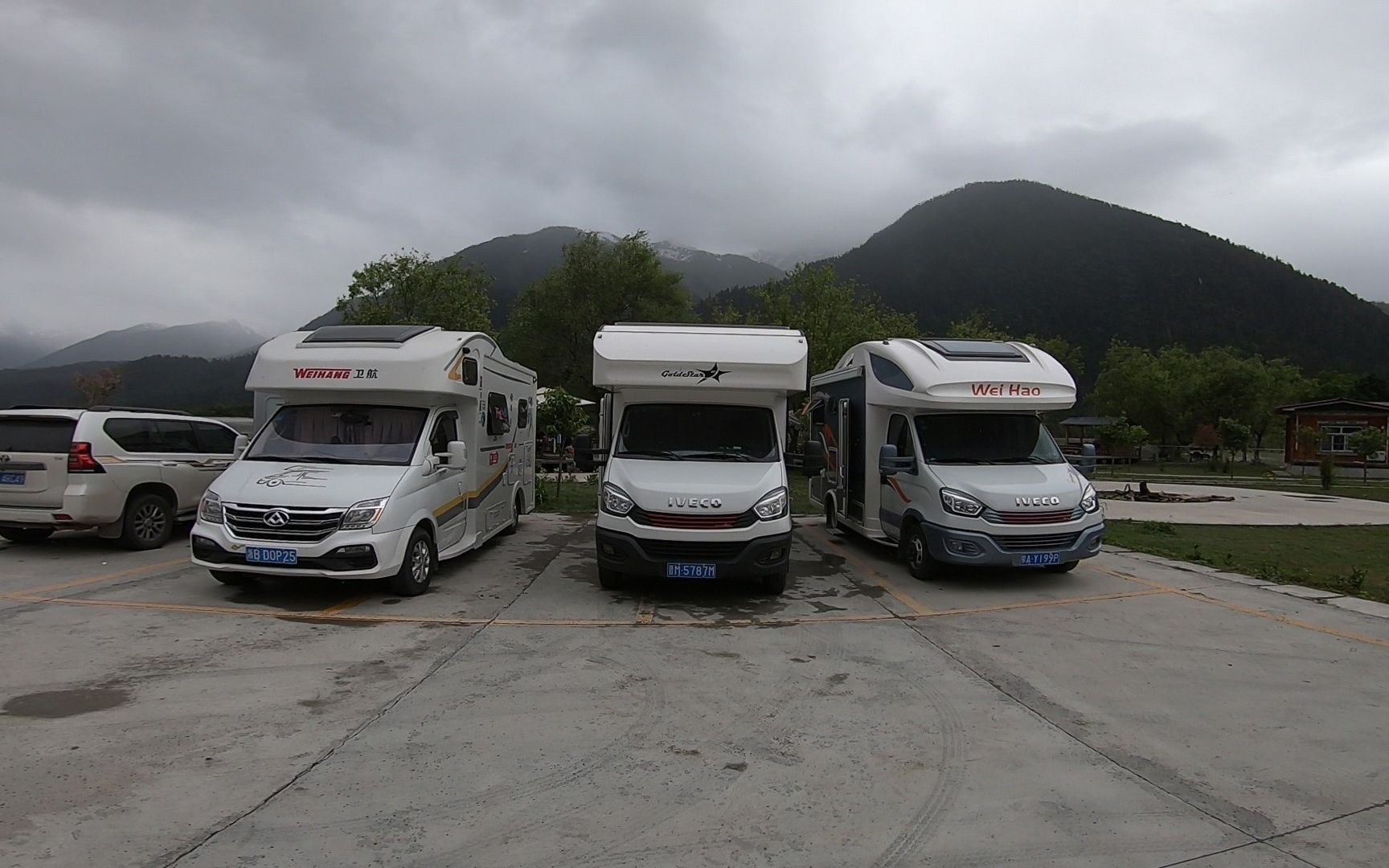 下雨天在两位大哥的带领下一起洗房车,晚上阿挺围着柴火堆唱着歌