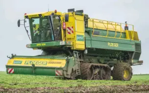 Download Video: 约翰迪尔（John Deere）7920拖拉机与3辆PLOEGER自走式豌豆收获机进行豌豆籽粒直收作业