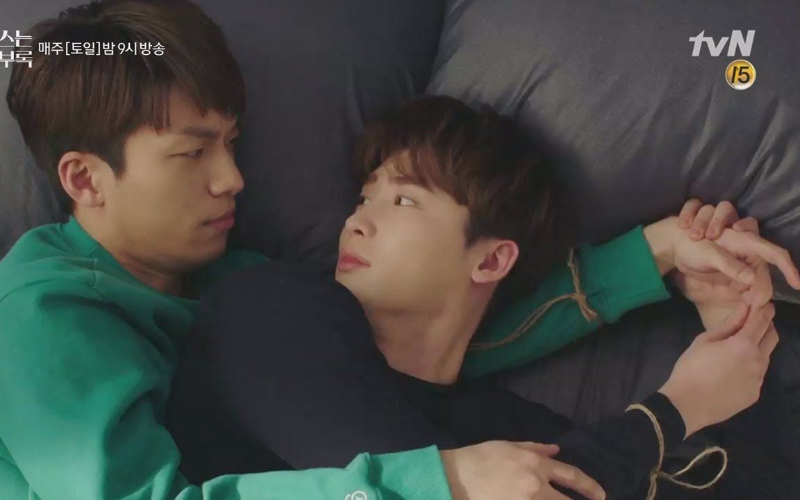 李钟硕两男主抱在一起睡觉女主怎么办李钟硕罗曼