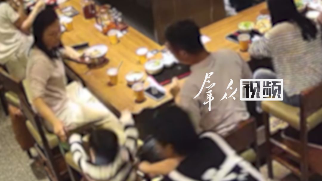 男孩餐厅吃饭时在椅子上反复站立，一脚踩空向下摔落，幸亏店员眼疾手快将其接住。