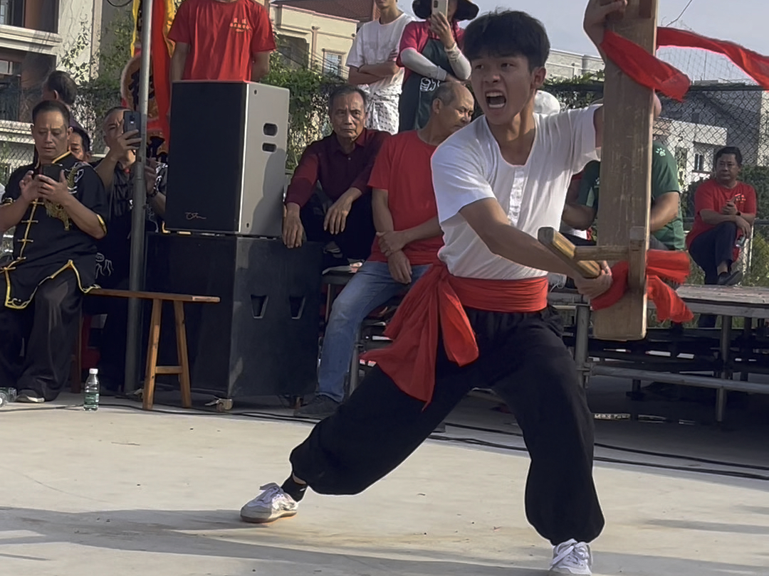 小伙子霸气表演粤西洪拳“板凳功”一招一式行云流水,势如猛虎,惊艳全场#武术 #发扬传武精神哔哩哔哩bilibili