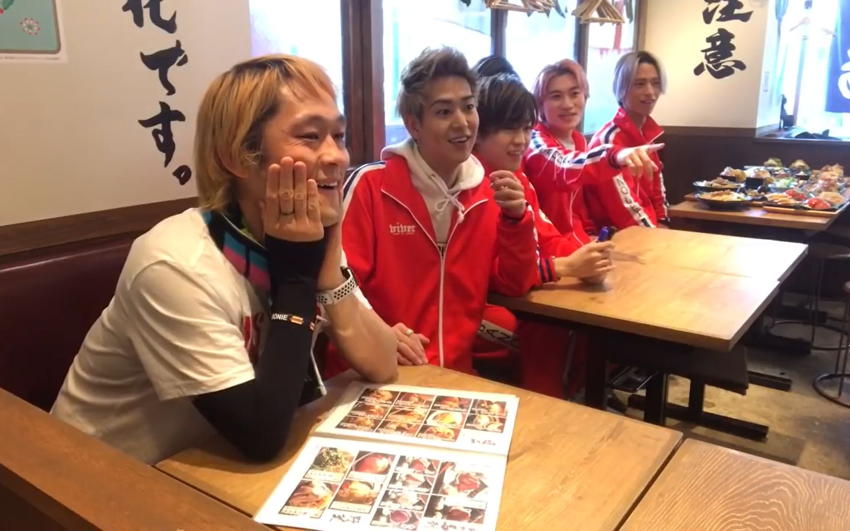 日本大胃王吃播max铃木和英俊的男人的快餐比赛