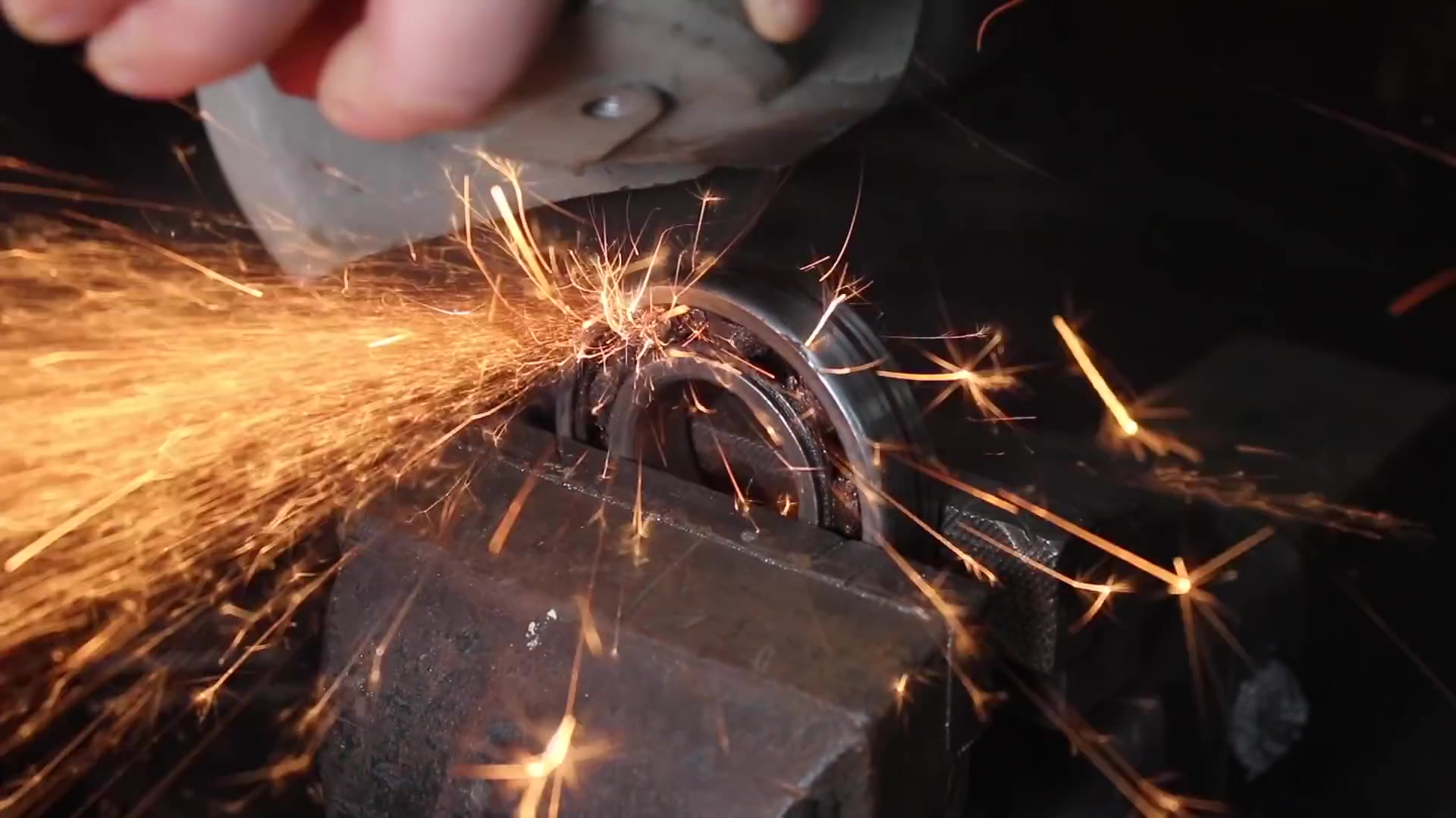 [图]看我如何翻新轴承（Puukko Knife Forged from a Bearing）