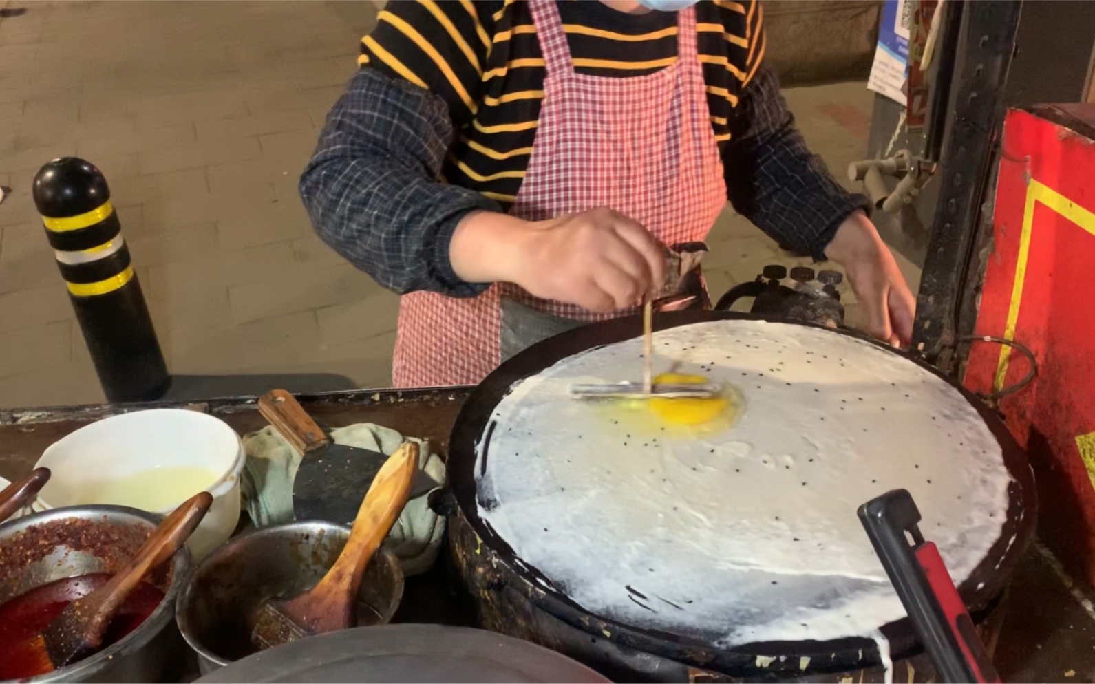 [图]在梧桐花开的夜晚，空气中弥漫着淡淡的香甜，饿肚子就是要吃煎饼果子