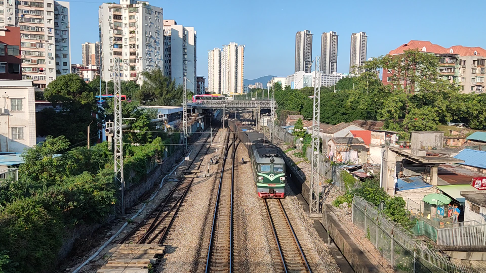 在廣州很多小朋友都喜歡來這裡看轟隆隆的綠皮火車04