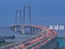 Скачать видео: 航拍深中通道通车后首次亮灯，夜幕下灯火璀璨，宛若海上“银河”