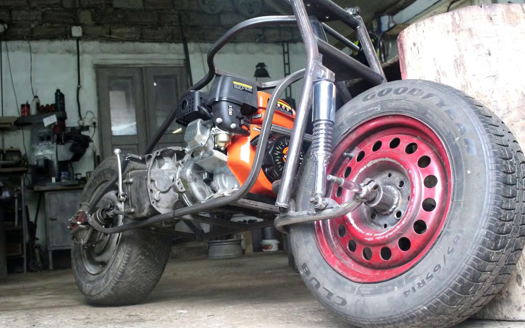 油管神人自制粗犷二轮摩托(2)