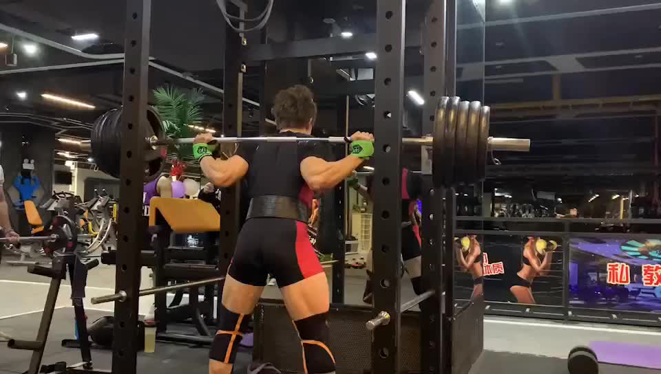 如果你热爱追求力量,低杠深蹲是能让你蹲起更大的重量07深蹲