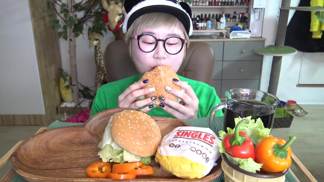 【韩国吃播】艾波吃烤肉汉堡包篇(asmr)_哔哩哔哩 (゜-゜)つロ 干杯