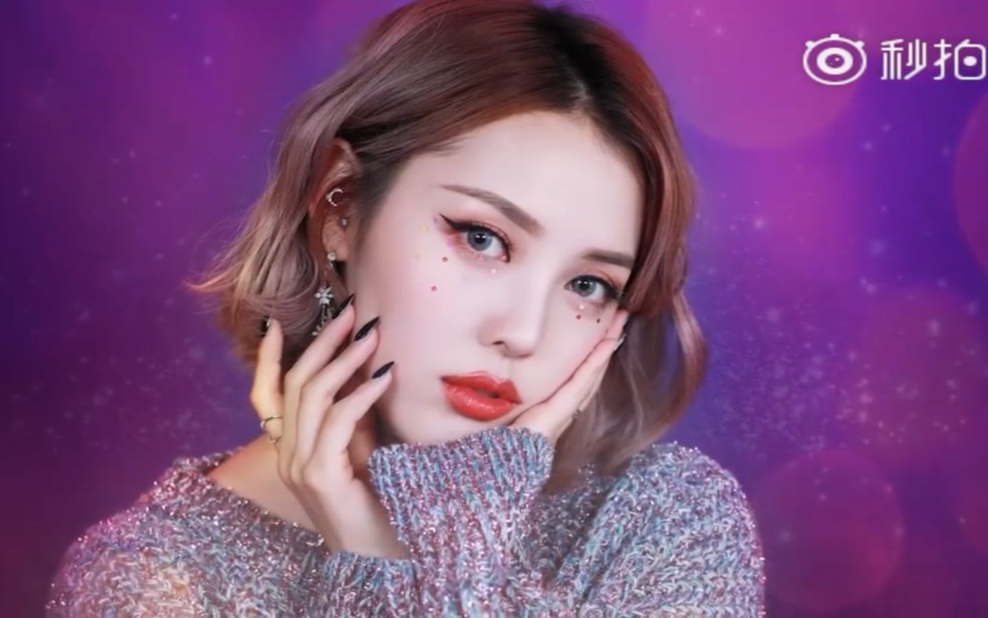 其实活用亮片就能在日常和派对妆容中变换,想在年末狂欢中脱颖而出,就