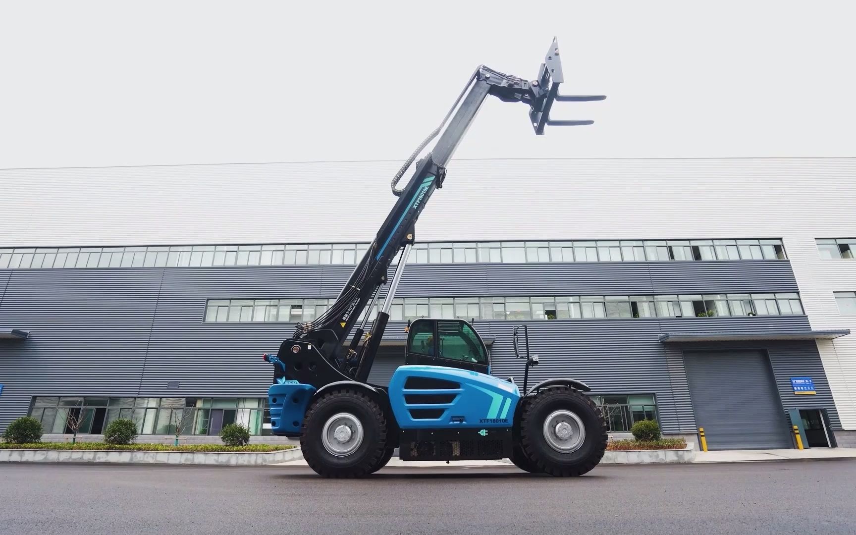 徐工纯电动伸缩臂叉装车xtf18010e闪耀登场,为行业带来零碳重载施工新