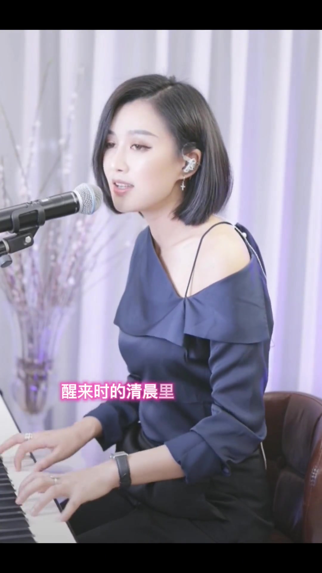 恋曲1990蓝万抖音音乐人实力派歌手人美歌甜气质佳钢琴弹唱