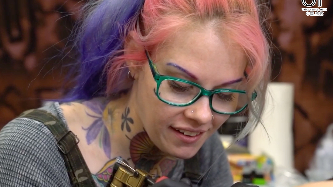 国外著名纹身师:女纹身师技术太好了#杰艺纹身器材 ##纹身色料 ##纹身