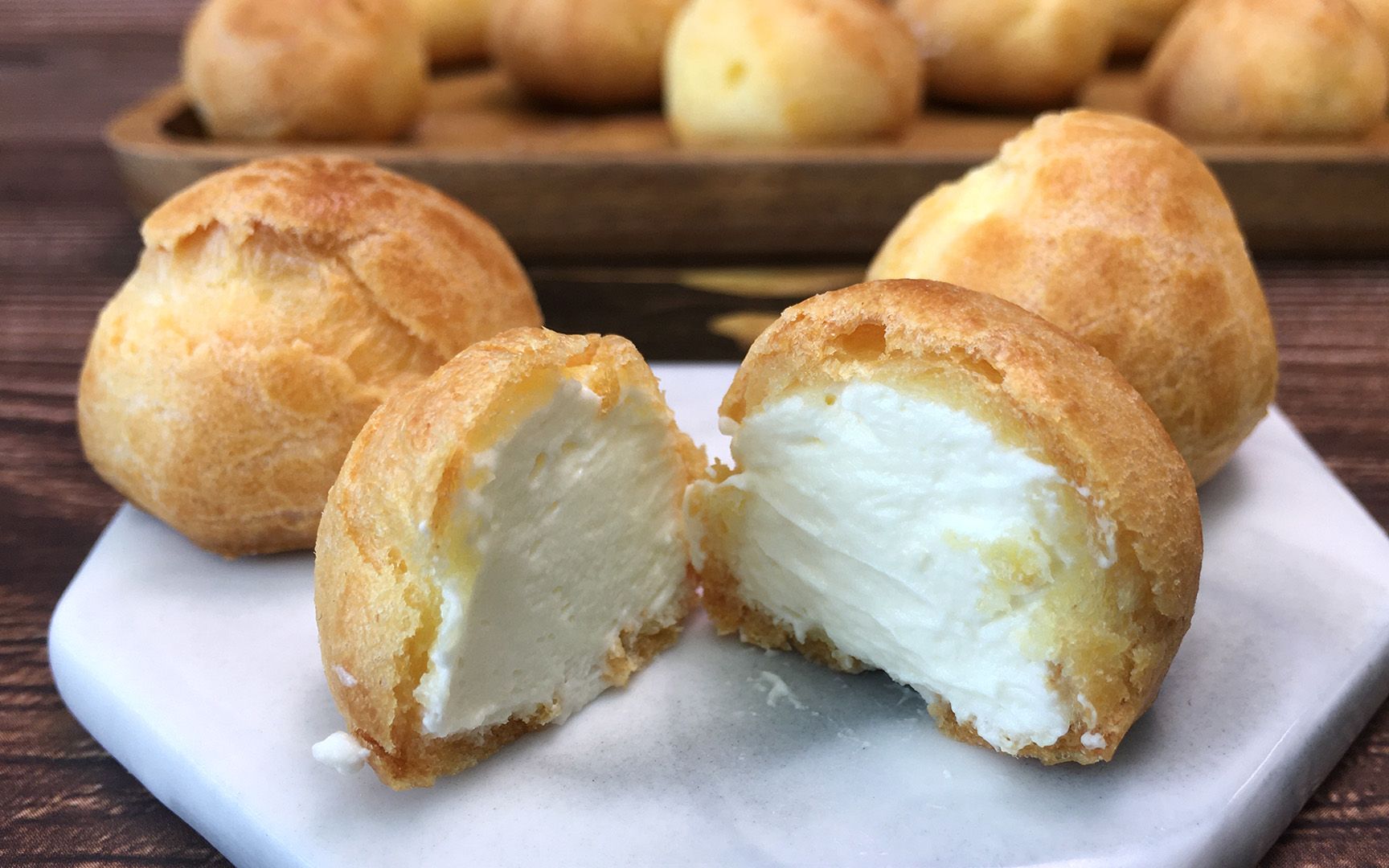 简单迷你小泡芙,外皮酥脆,甜而不腻,香浓可口,真的超级好吃.