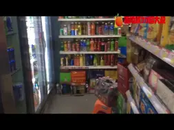 Tải video: 投资几十万的便利店，现在一天才卖3000多钱三箱水，生意咋办