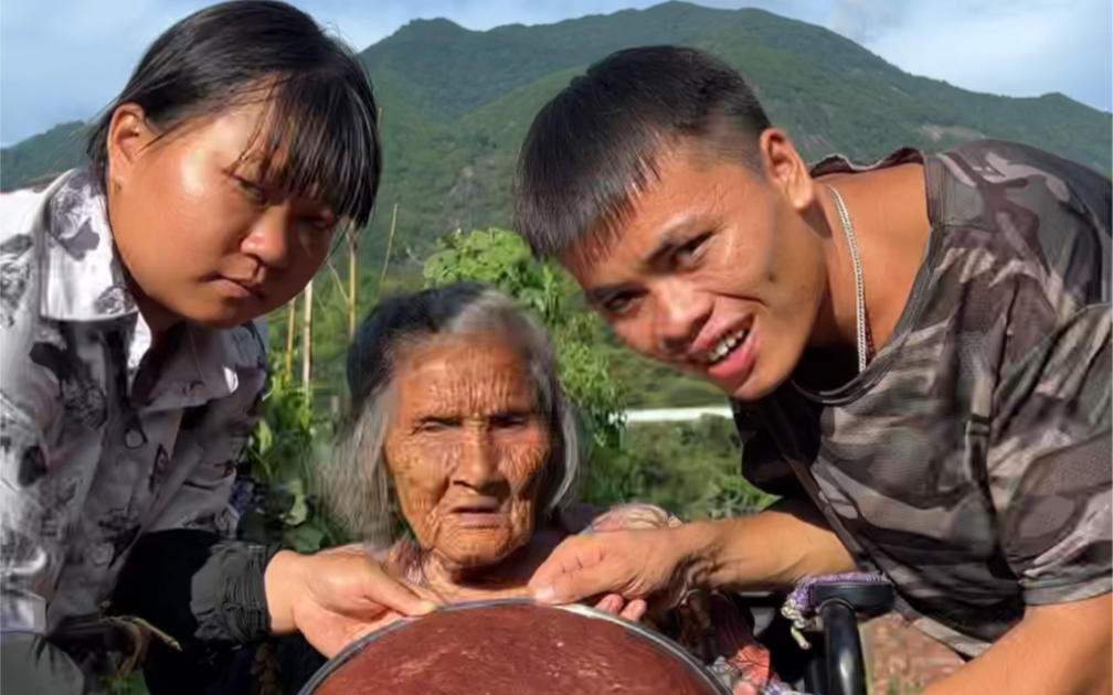 奶奶教我们自制80年代美食猪血糕,还挺好吃的.哔哩哔哩bilibili