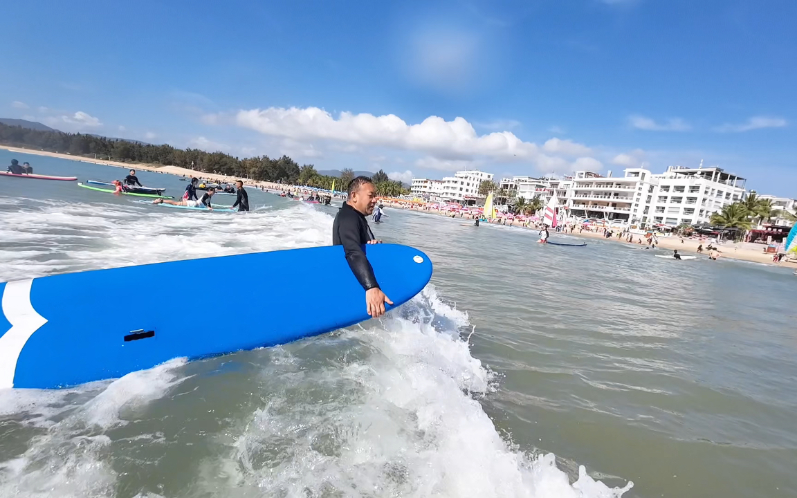三亚后海冲浪的现场实拍