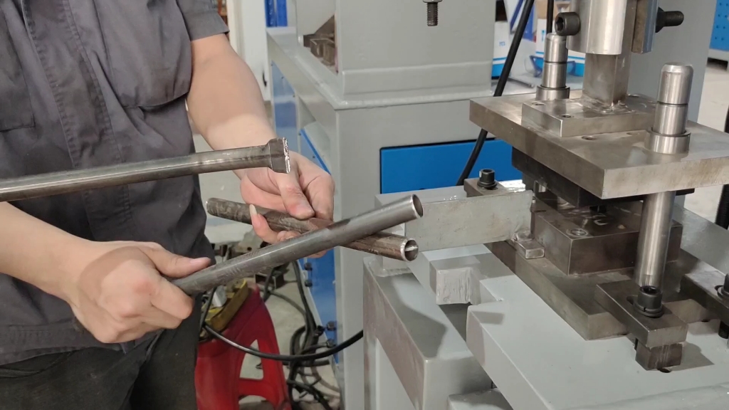 这套圆管压扁冲孔模具设计它到底有啥问题没想明白?