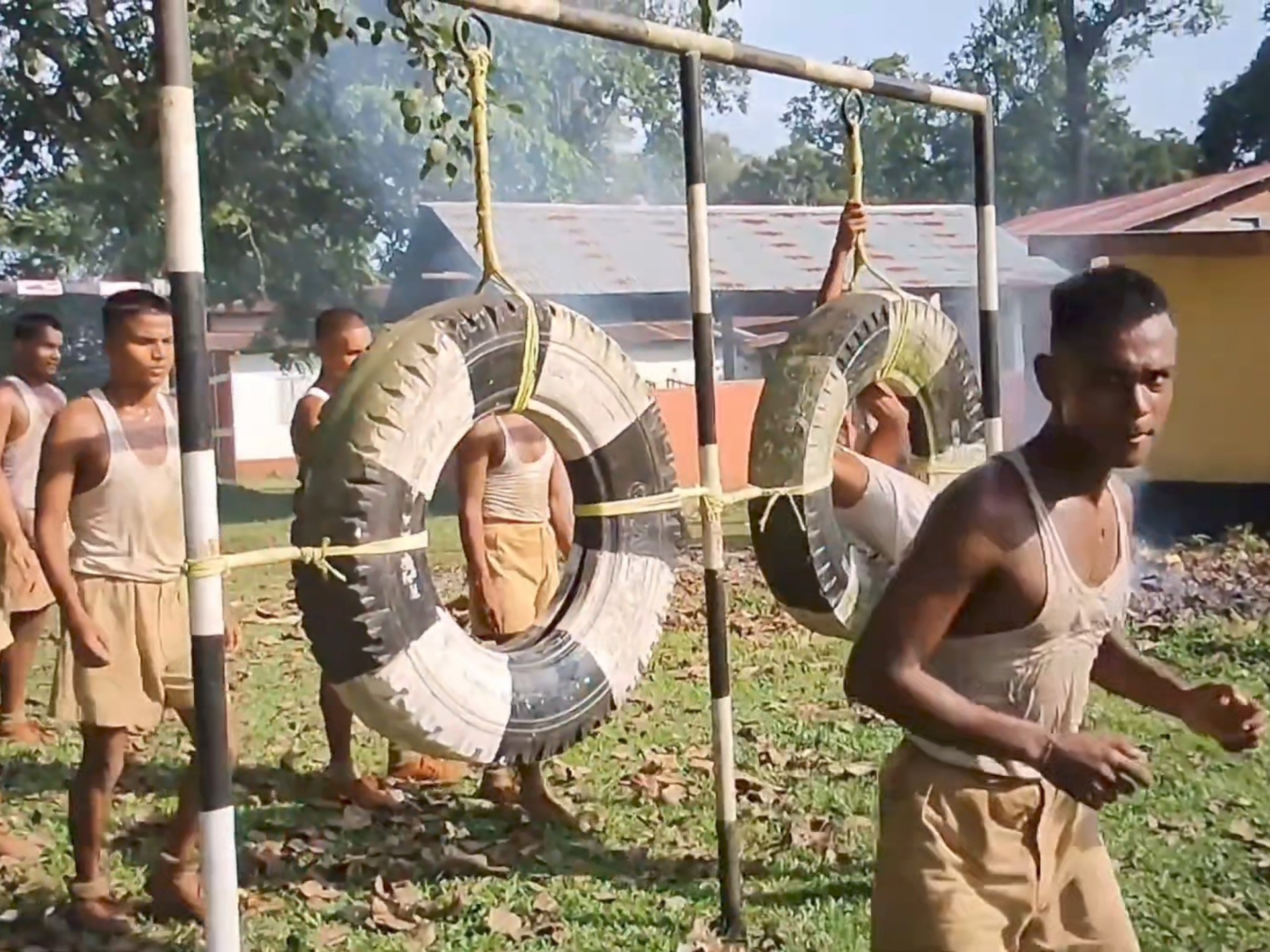 心情不好的时不妨看看印度士兵训练,比小品好看这墙太高爬着费劲