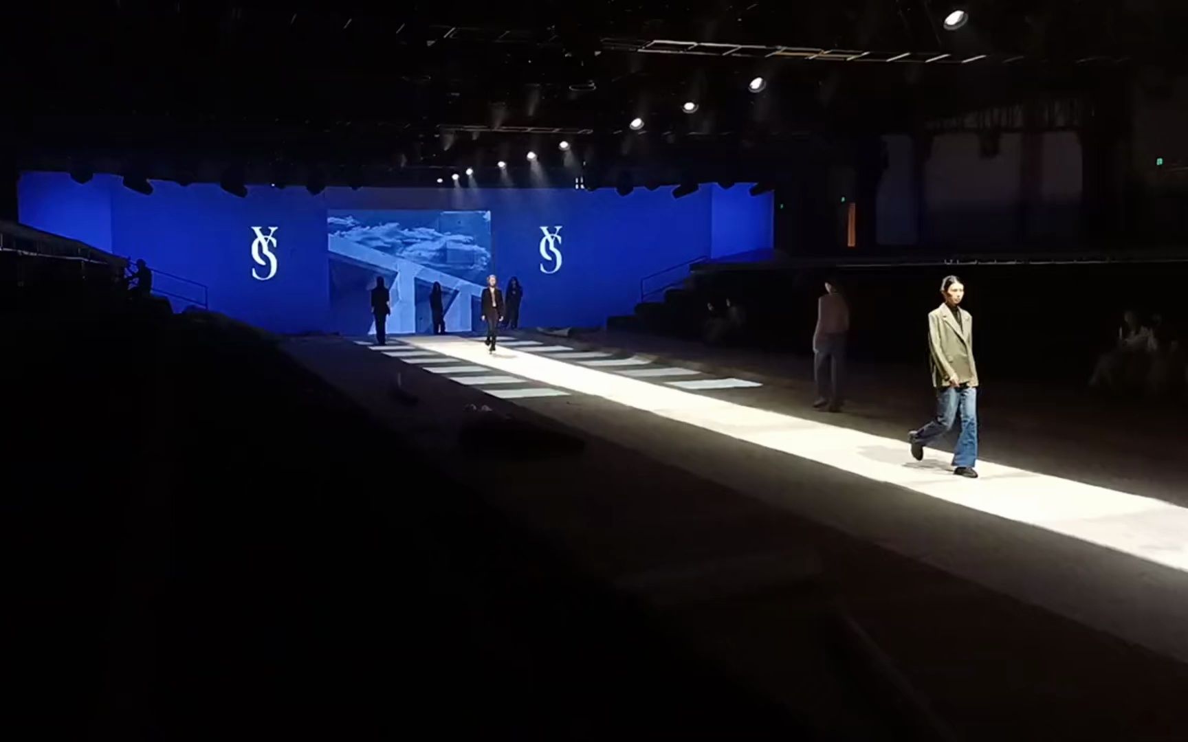 300w切割led成像灯在t台灯光秀效果