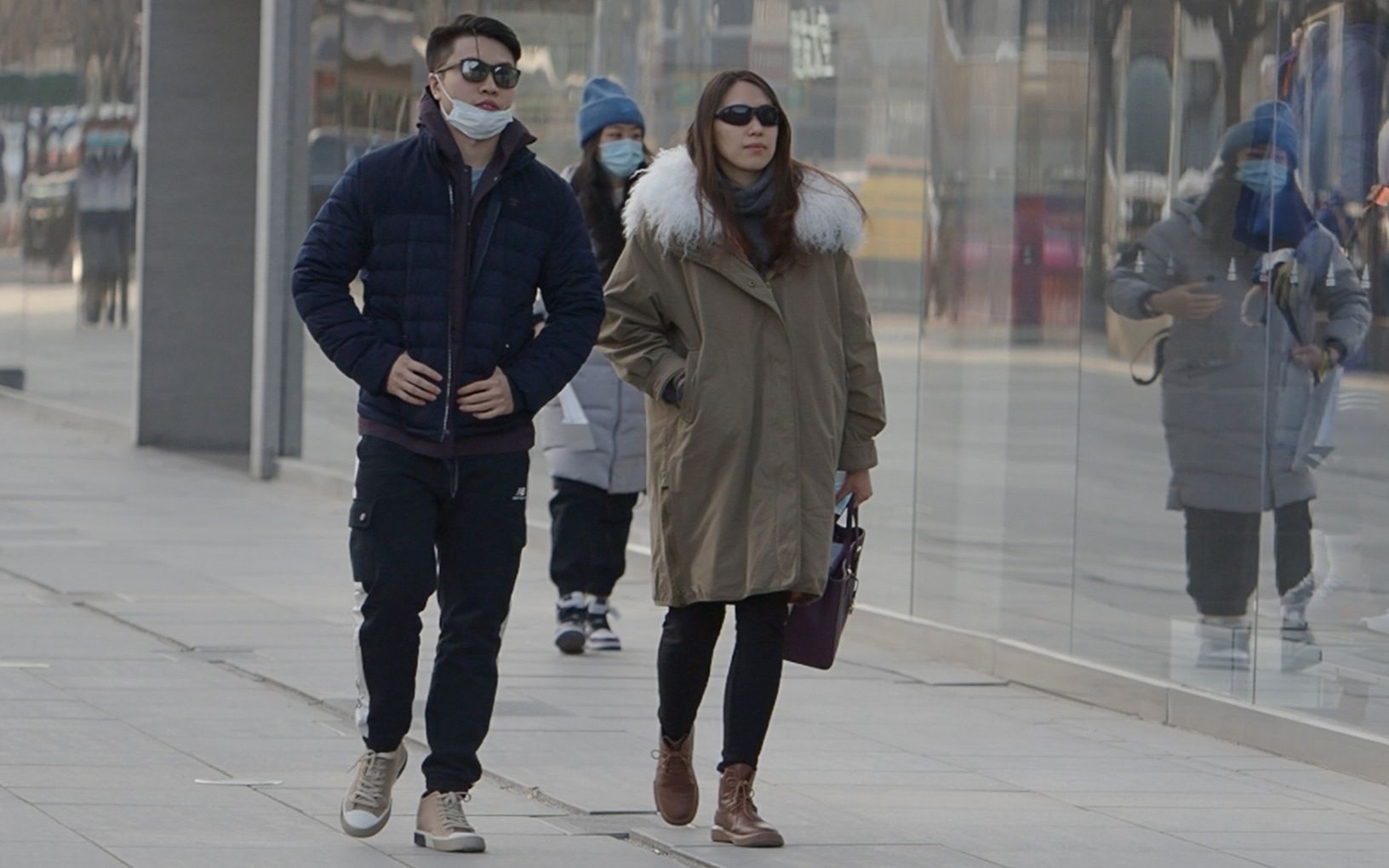 活动  帅哥美女逛街服装的选择很重要,选高跟鞋还是平跟鞋?看看效果