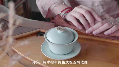 茶艺师演示：用盖碗泡茶的标准手法_哔哩哔哩_bilibili