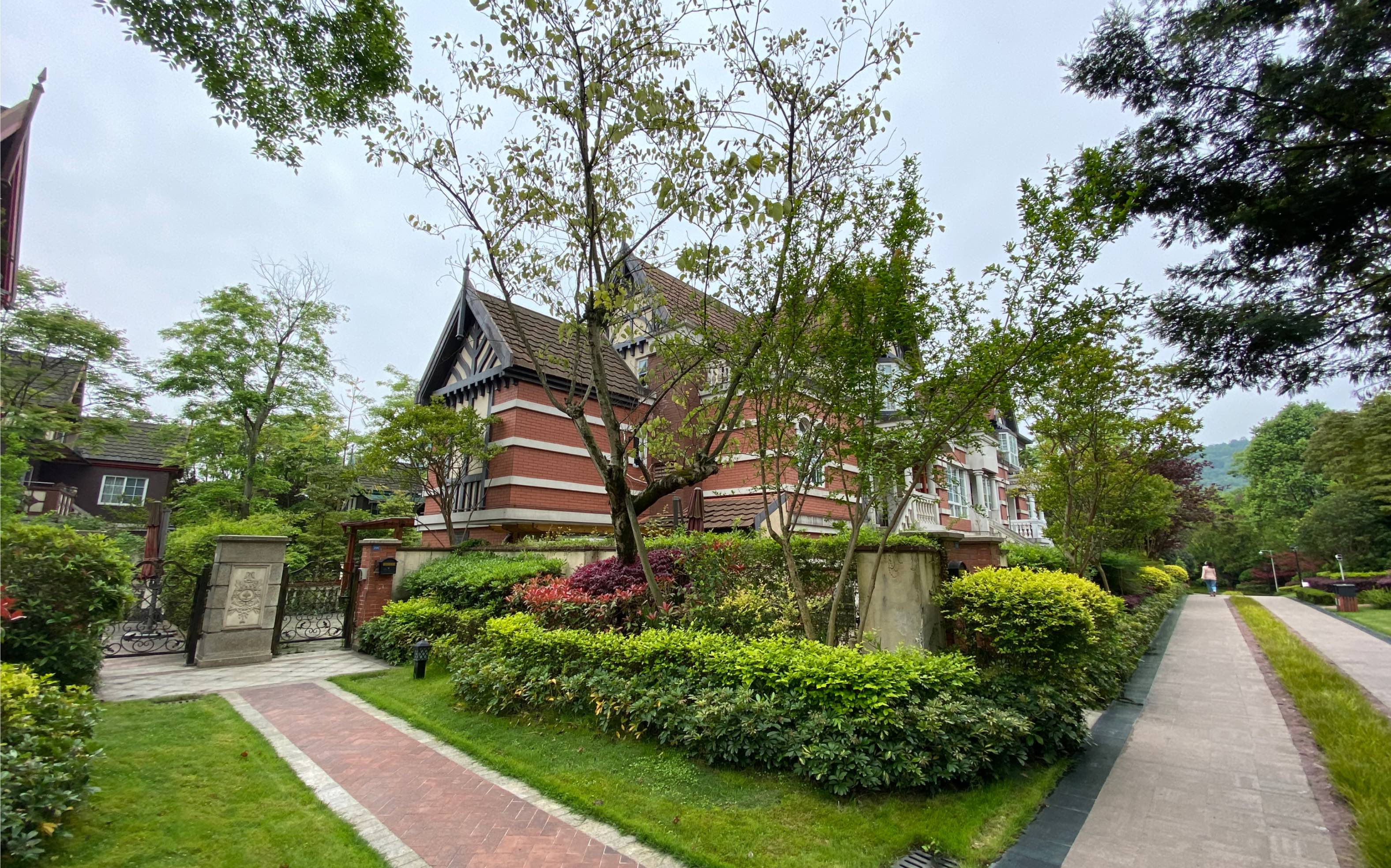 实拍成都市(实得200平米,英式叠拼别墅),总价180万,一起来看看