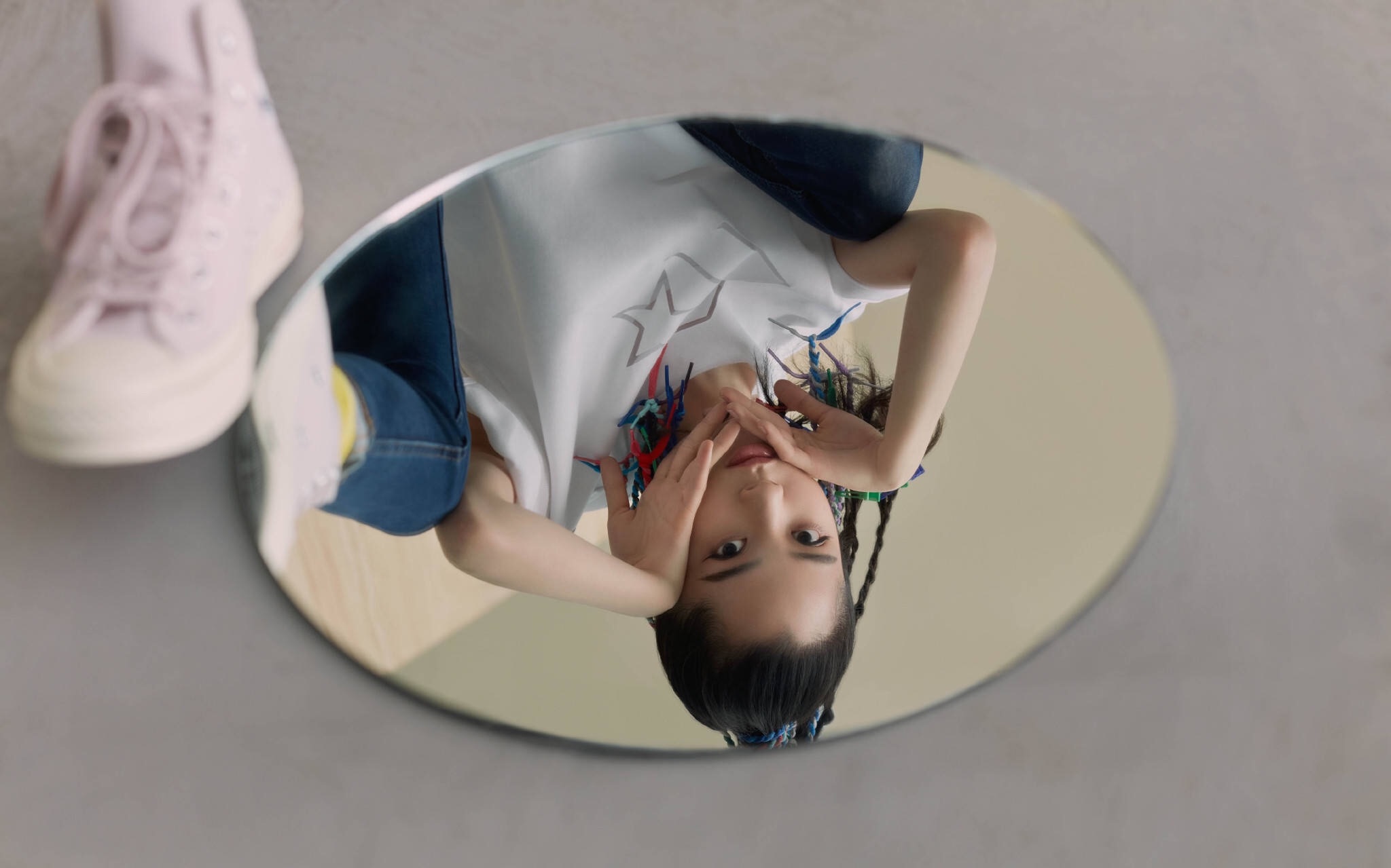 欧阳娜娜·匡威亚太地区代言人宣传片优雅的演奏家 时髦的街头酷女孩