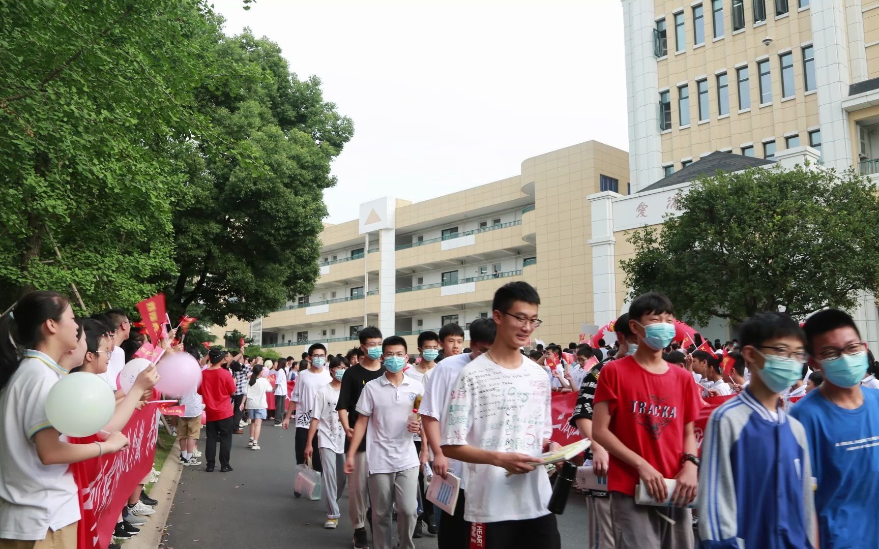 义外九年学生奔赴考场