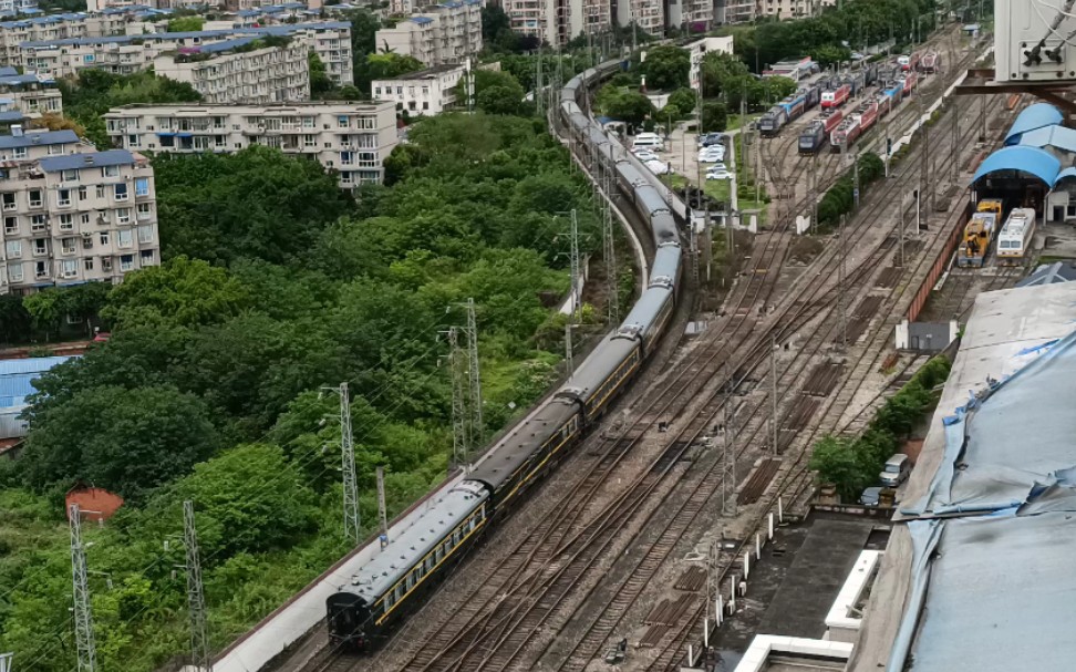 4k成都站k144次成都站1道发车尾挂sy25t999510电务检测车