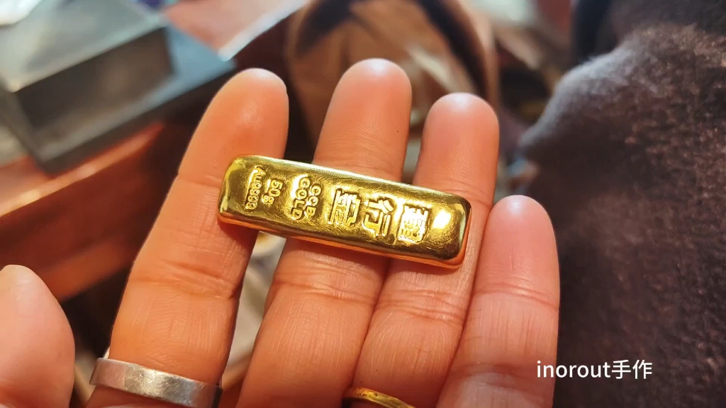 合肥珠宝首饰店日常:不同情侣同样银行买50克黄金,同样做古法手镯和