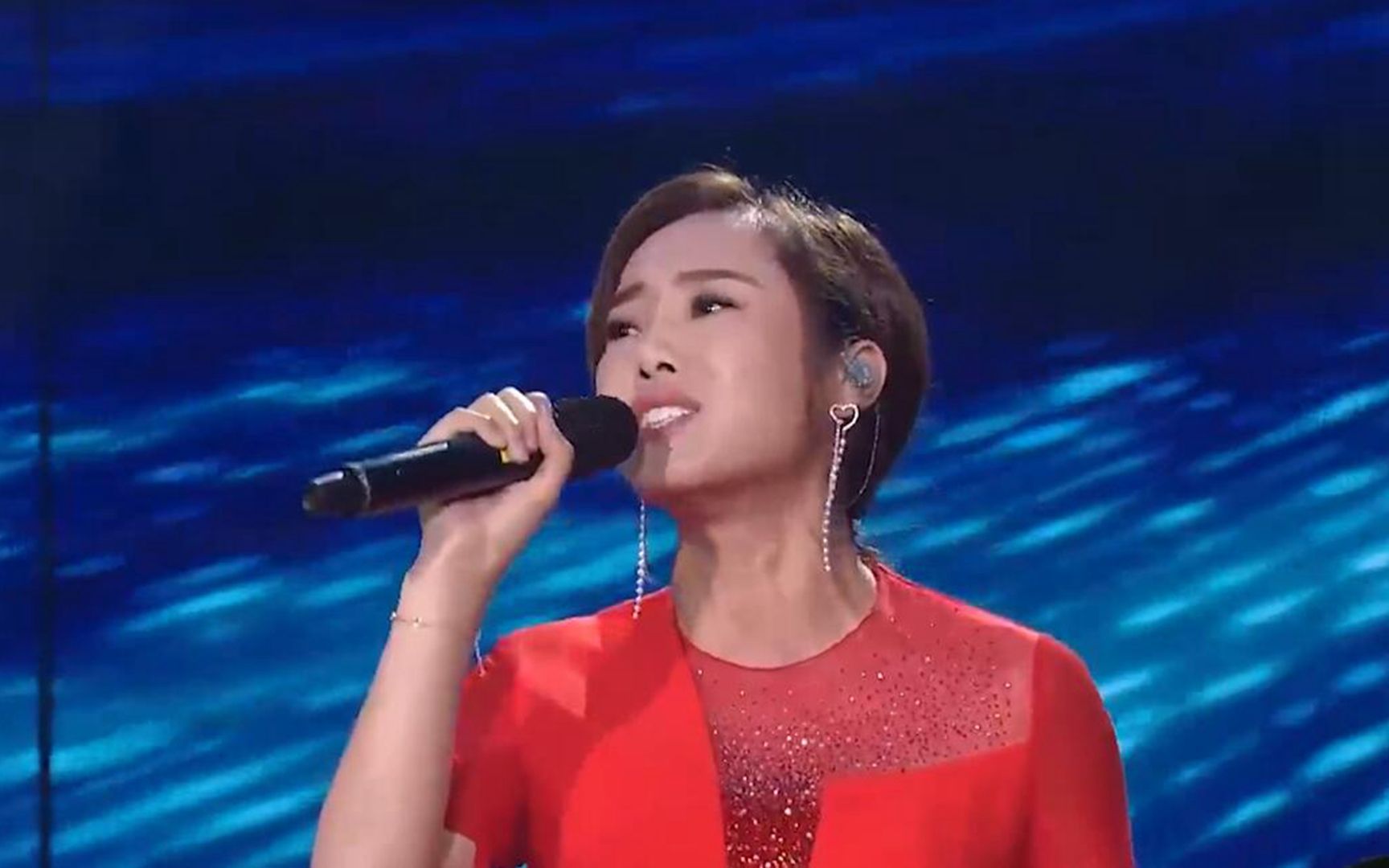 继张韶涵后,云朵又把这首《阿刁》给唱火了,炸裂高音不输张韶涵