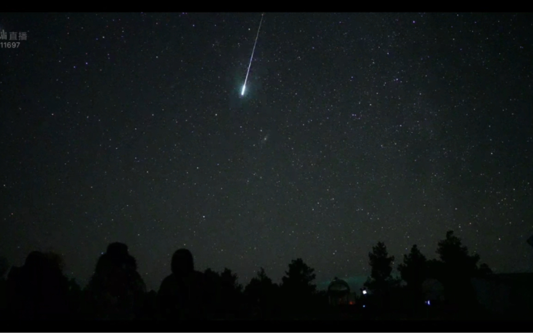 一起来看双子座流星雨,哇啊,好多流星啊,看到一个很大的哦!