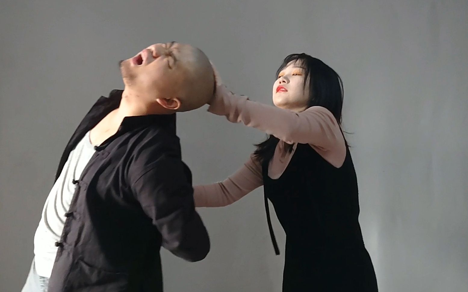 坏人使劲搂住美女脖子,美女用这4招制敌,坏人怎么也想不到_哔哩哔哩