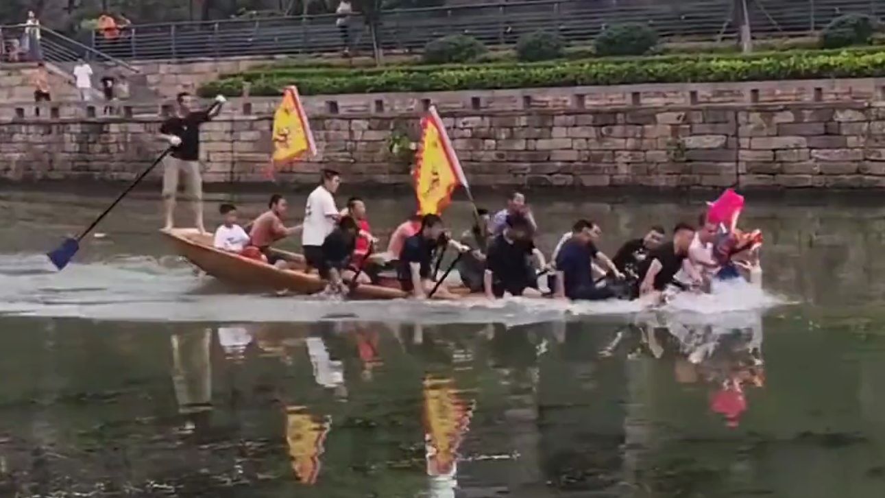 盘点赛龙舟翻船搞笑瞬间,主打的就是不走直线,果然北方人不善水战